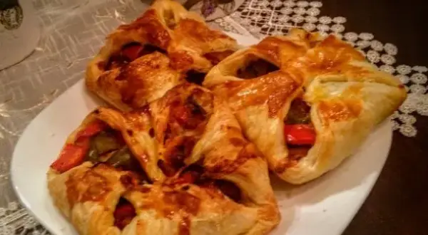 Przepis na koperty z ciasta francuskiego, które zachwycą każde podniebienie