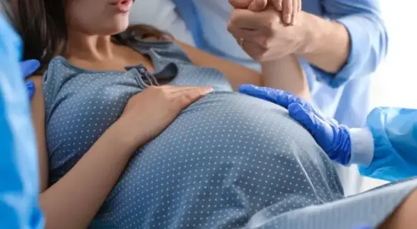 Czym grozi poród w 33 tygodniu ciąży? Konsekwencje dla matki i dziecka