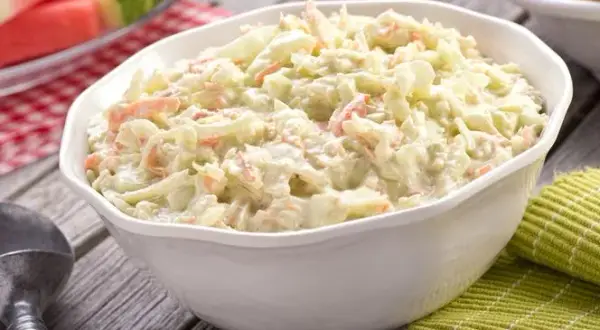 Surówka jak z KFC – Prosty przepis na idealną sałatkę w domu
