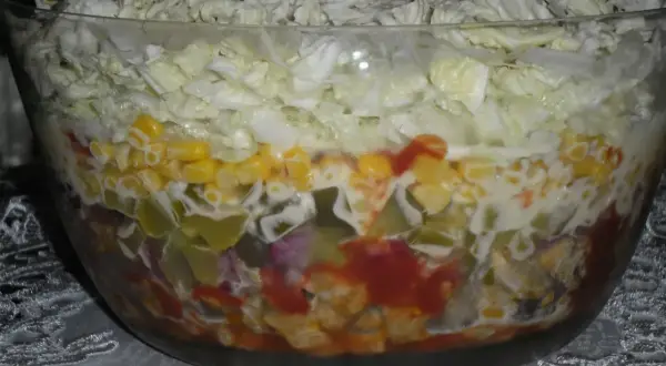 Sałatka gyros jak układać warstwy, by uniknąć najczęstszych błędów