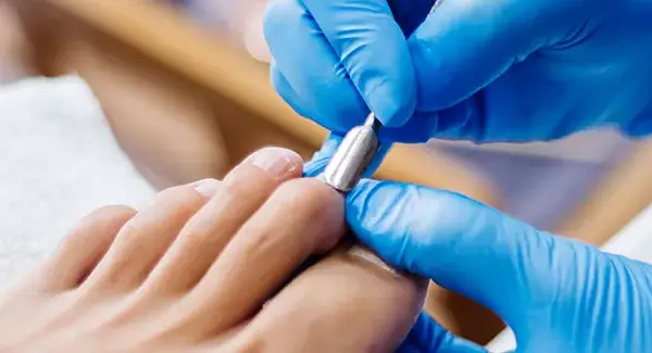 Jaki manicure jest bezpieczny? Sprawdź, które metody są zdrowe dla twoich paznokci