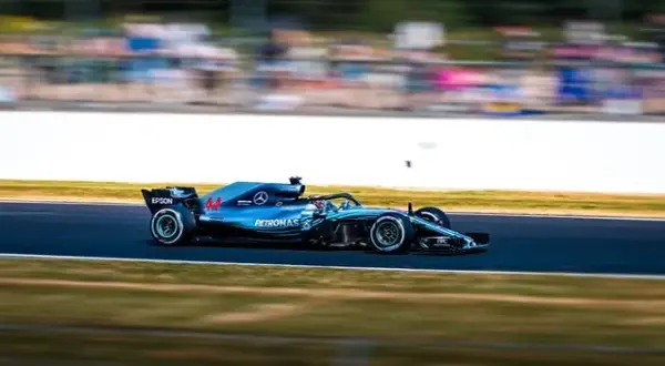 Jak zostać kierowcą F1? Kluczowe kroki do spełnienia marzeń wyścigowych