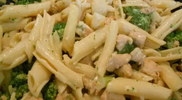 Penne z brokułami w sosie śmietanowym – prosty przepis na pyszny obiad