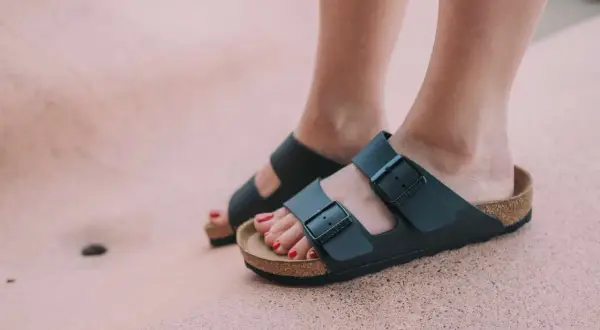 Jak czyścić klapki Birkenstock, aby uniknąć ich zniszczenia?