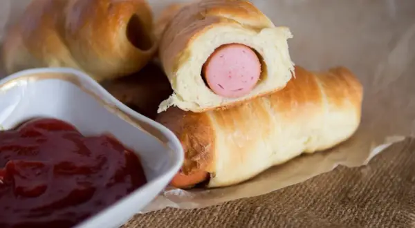 Parówki w cieście pizzowym przepis na pyszną i szybką przekąskę do podania