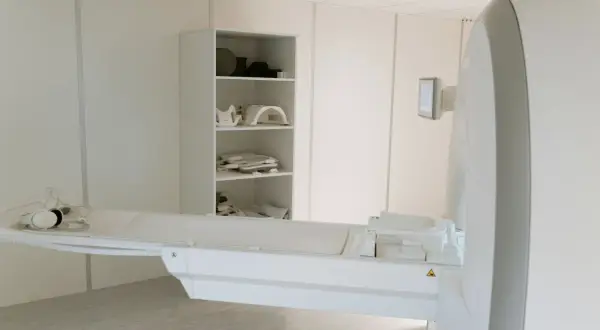Rezonans magnetyczny w Lublinie vs tomografia komputerowa – czym się różnią i kiedy które badanie ma sens?
