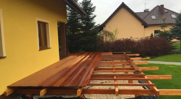 Taras marzeń w ogrodzie: prosty sposób na idealną przestrzeń bez błędów