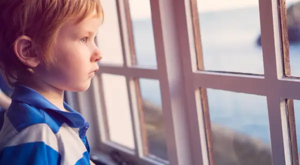 Jak zablokować okno przed dzieckiem - skuteczne metody zabezpieczeń