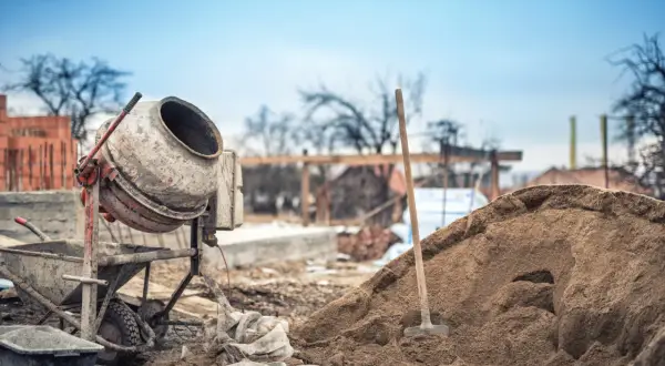 Jak wygląda betoniarka? Zobacz różne modele i ich funkcje