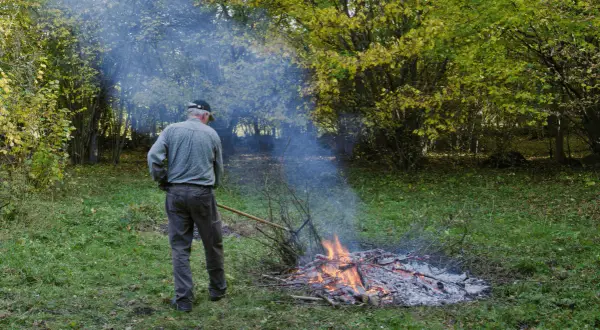 Czy można legalnie palić ognisko na działce? Przepisy i praktyczne porady