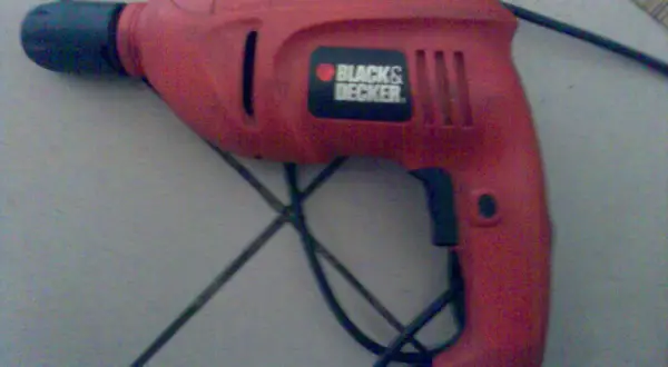 Jak zdjąć głowicę z wiertarki Black & Decker i uniknąć problemów