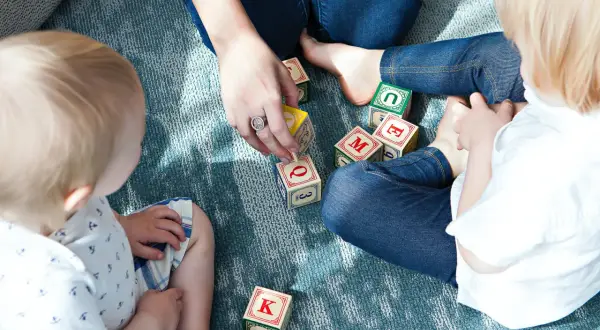 Jak skutecznie stymulować rozwój mowy dziecka – praktyczne porady dla rodziców