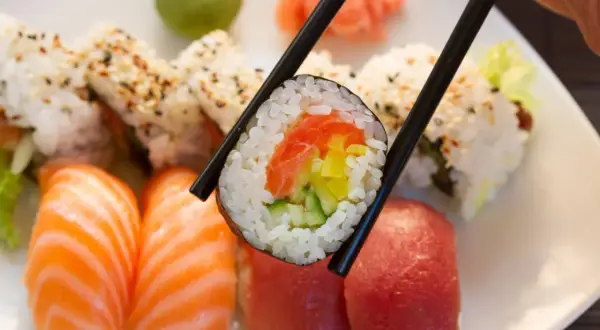 Jak zrobić sushi bez maty - proste metody i smaczne przepisy