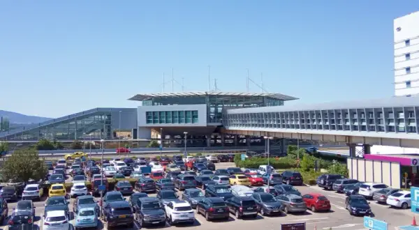 Jak dojechać z lotniska do centrum Aten? Najlepsze opcje transportu