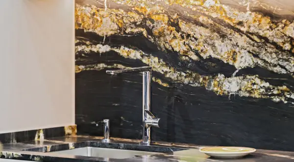 Co na ścianę w kuchni nad blatem? Odkryj najlepsze materiały i style