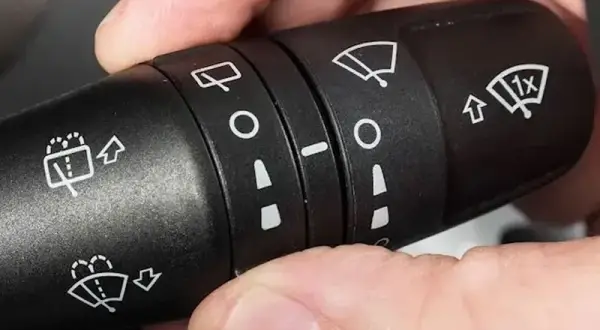 Jak włączyć tylną wycieraczkę w Toyota Corolla - proste kroki
