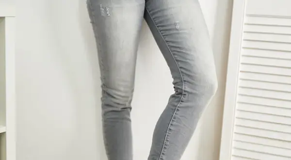 Szare jeansy stylizacje: 10 modnych outfitów na każdą okazję