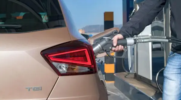 Benzyna CNG co to znaczy? Różnice i zalety dla kierowców