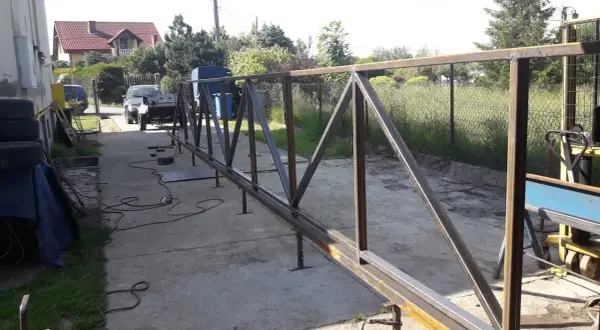 Jak zrobić bramę przesuwna podwieszana - proste kroki i materiały