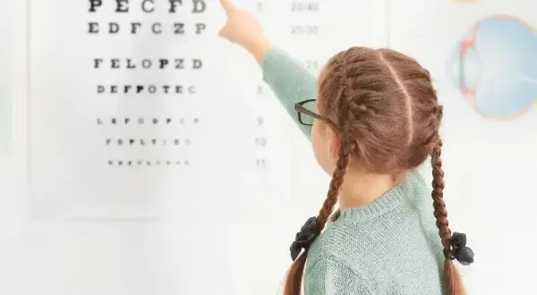 Kiedy zbadać dziecku wzrok? Objawy, terminy i zalecenia specjalistów