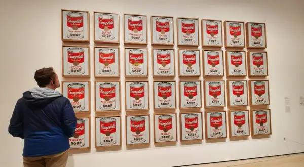 Andy Warhol puszka: Jak dzieło zupy Campbell zmieniło sztukę?