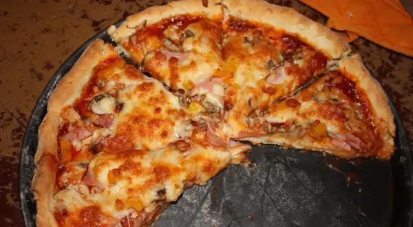 Jak zrobić pizzę jak z pizzeri - sekrety idealnego smaku w domu