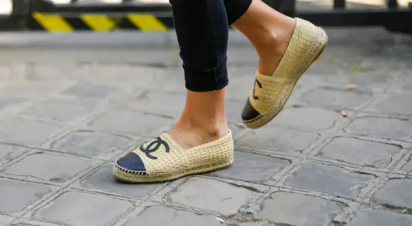 Stylowe espadryle damskie stylizacje na lato, które musisz znać