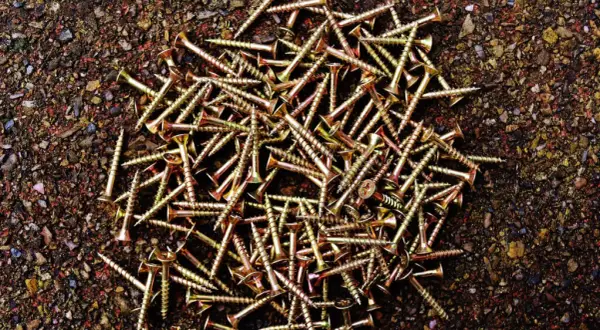Gwoździe czy wkręty do kontrłat? Odkryj najlepszy wybór dla trwałości