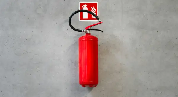 Gaśnica do prądu - czym gasić urządzenia elektryczne pod napięciem bezpiecznie i skutecznie?
