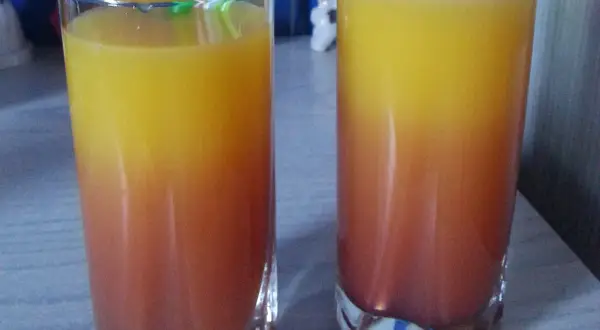 Orzeźwiające drinki z sokiem pomarańczowym i syropem malinowym na lato