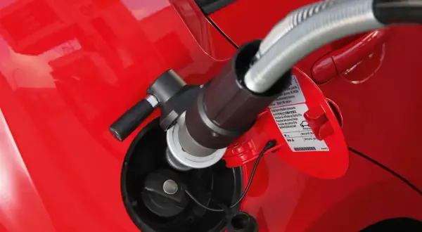 Paliwo CNG – co to jest i dlaczego warto je stosować w pojazdach?