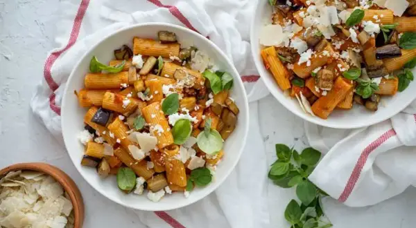 Penne alla Norma – idealny przepis na włoskie danie z bakłażanem