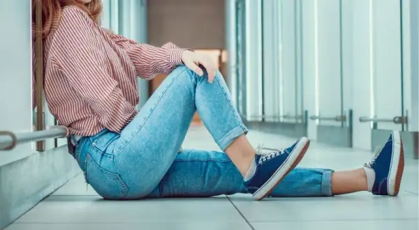Granatowe buty: 5 stylizacji i kolory, które zawsze pasują