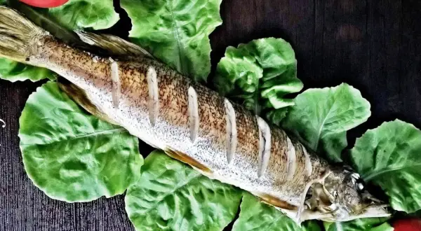 Jak upiec szczupaka w piekarniku, by był soczysty i pełen smaku