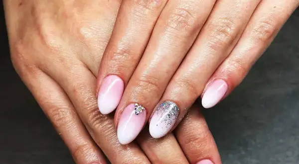Manicure żelowy – co to jest, jak wygląda i czy warto go wybrać?