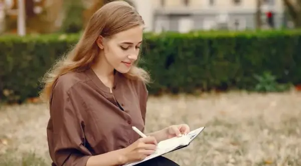 Czy wypracowanie to rozprawka? Odkryj kluczowe różnice i zastosowania
