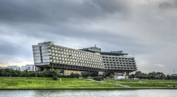 Dlaczego zamknięto hotel Forum w Krakowie? Szokujące przyczyny i obecny stan