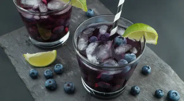 Najlepsze drinki z borówkami, które zachwycą Twoich gości