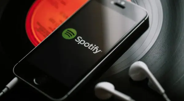 Co daje Spotify Premium? Odkryj zalety i porównanie z wersją darmową