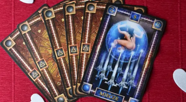 8 mieczy tarot znaczenie - jak uwolnić się od wewnętrznych ograniczeń