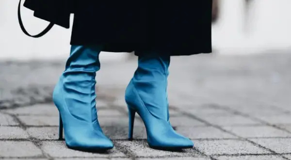 Buty z cholewką jak skarpetka – modny trend, stylizacje i gdzie je kupić