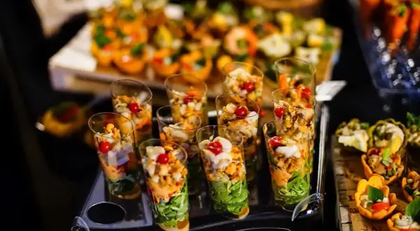 Jak wygląda catering do domu? Odkryj różnorodność i opcje dla Ciebie