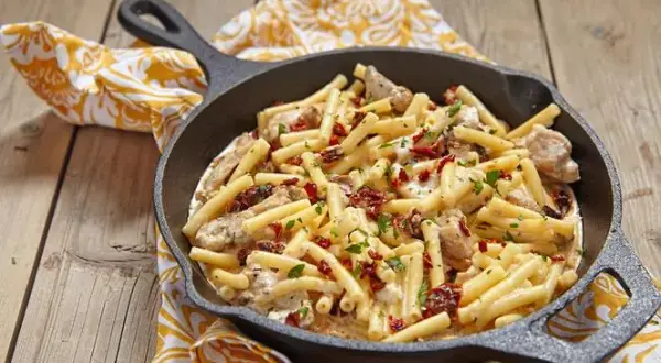 Pyszny makaron penne z kurczakiem i suszonymi pomidorami w 30 minut