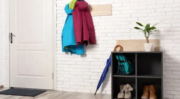 Najlepsze pomysły na ściany w małym przedpokoju - sprawdzone triki