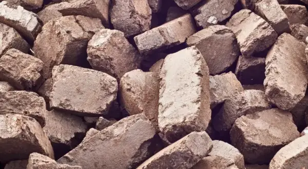 Czym jest brykiet torfowy? Zalety, wady i porównanie z innymi paliwami