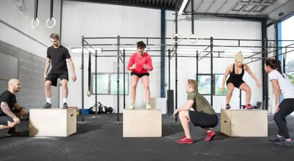 Co lepsze: crossfit czy siłownia? Odkryj wady i zalety obu opcji