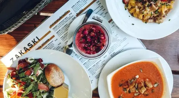 Gdzie zjeść w Busku-Zdroju? Odkryj najlepsze lokale gastronomiczne