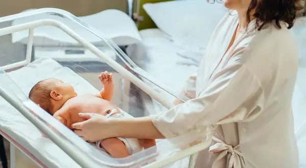 Kiedy do domu po porodzie? Sprawdź, co wpływa na wypis ze szpitala