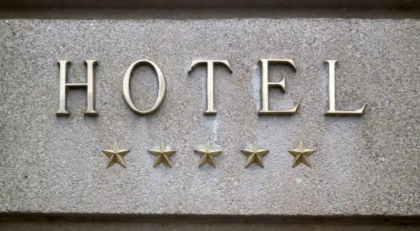 Co oznaczają gwiazdki w hotelu? Zrozumienie standardów i komfortu