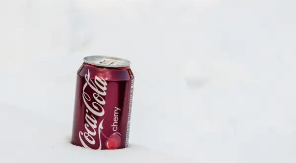 Ile kcal ma cola? Prawda o kaloryczności popularnego napoju